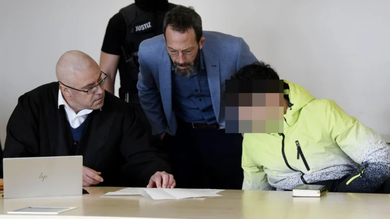 Sala del Amtsgericht Jena — intérprete, defensor y acusado durante el proceso